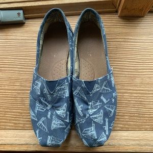 Size 8 Toms Sailboat Pattern Shoes Navy & White